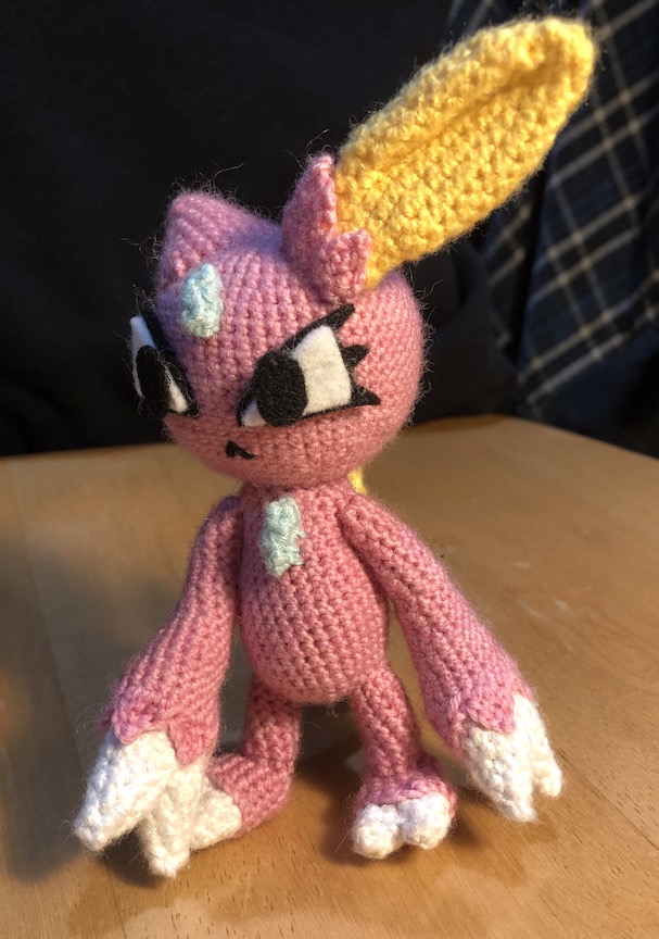 shiny crocheted sneasel from an angle